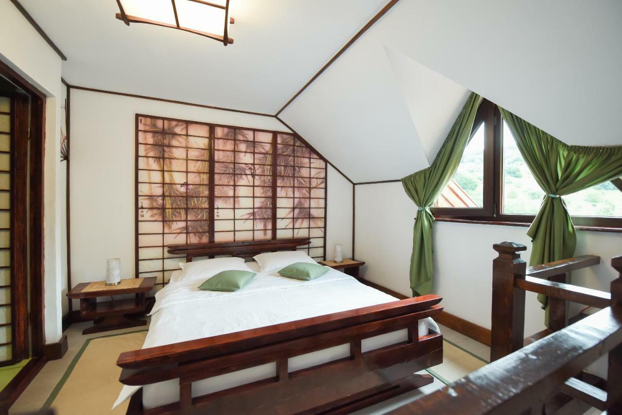 Отель Casa Lily - Japanese Retreat Сигишоара Экстерьер фото